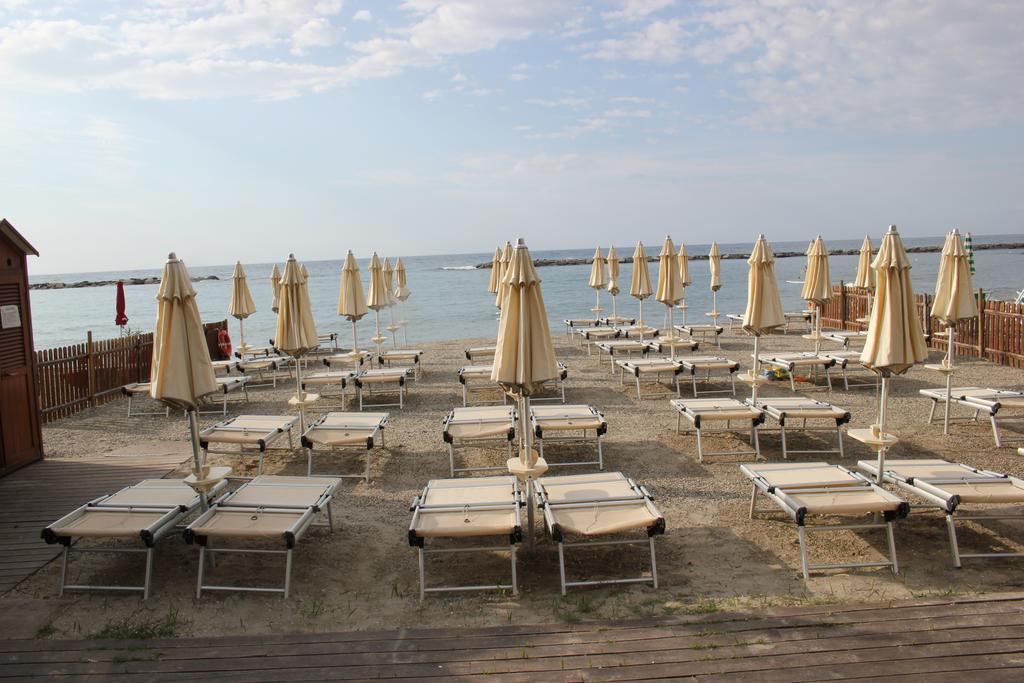 Hotel Delle Rose San Bartolomeo al Mare Kültér fotó